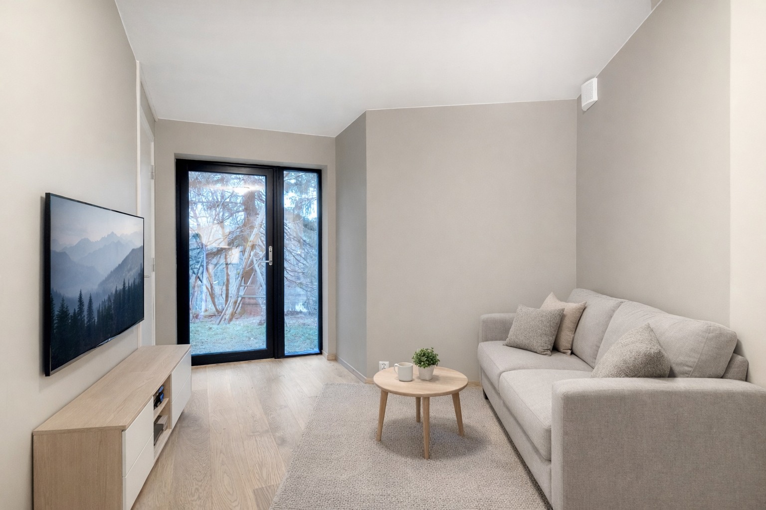 Boligen fremstår som moderne, lys og arealeffektiv med gjennomgående gode materialvalg og en praktisk planløsning. Beliggenheten på Byåsen gir nærhet til både natur og byliv, med kort vei til kollektivtransport, studiesteder og flotte rekreasjonsområder.

*Bilder er innredet med KI.